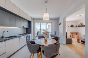 Modern 90 m2 apt with balcony w the sea view, Split